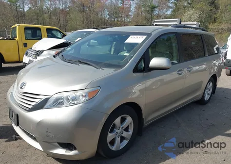 2015 Toyota Sienna Le 8 Passenger z USA, uszkodzony, nr VIN 5TDKK3DC6FS663023